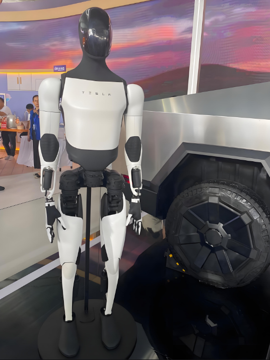 特斯拉第三代人形机器人明年量产